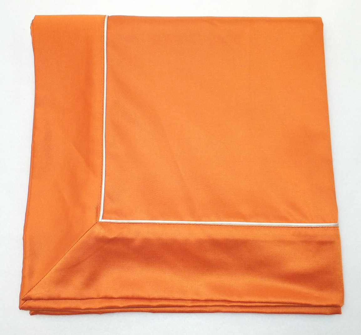 Tischdecke mit Ansatz und Biese SATIN orange Steen Design La Cassetta 1