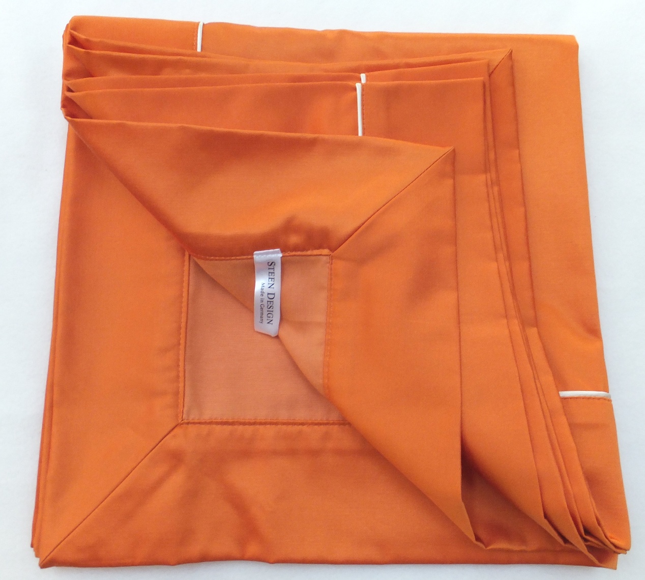 Tischdecke mit Ansatz und Biese SATIN orange Steen Design La Cassetta 3