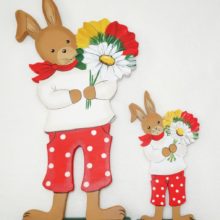Holzdeko Aufsteller Hase rote Hose mit gelb-rot-weißen Blumen Land Art Kunsthandwerk La Cassetta online kaufen