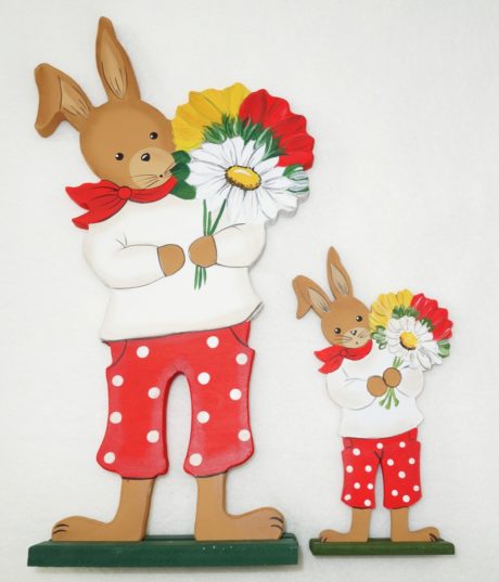 Holzdeko Aufsteller Hase rote Hose mit gelb-rot-weißen Blumen Land Art Kunsthandwerk La Cassetta online kaufen